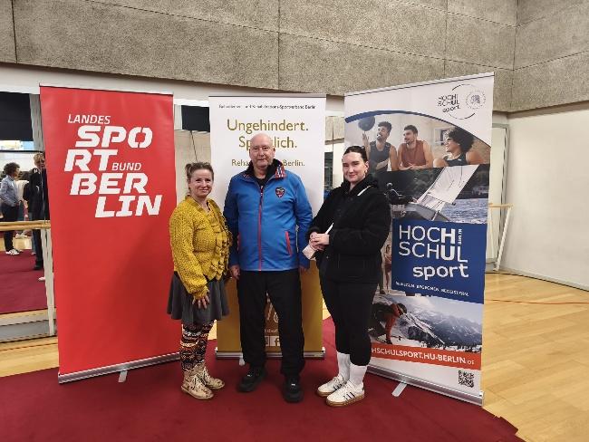 Die Teilnehmer des TKCB vor den Bannern des Landessportbund Berlin
